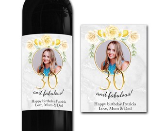 Puede incluir: Una etiqueta de botella de vino blanco con un 30 dorado y el texto "and fabulous!" Feliz cumpleaños Patricia Amor, Mamá y Papá. La etiqueta presenta una foto de una persona en un círculo con un diseño floral alrededor del círculo.