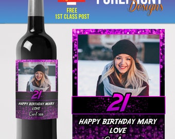 Puede incluir: Una etiqueta de botella de vino con un fondo de purpurina rosa y una foto de una persona. La etiqueta dice "21 Feliz cumpleaños Mary Amor Carl xxx".