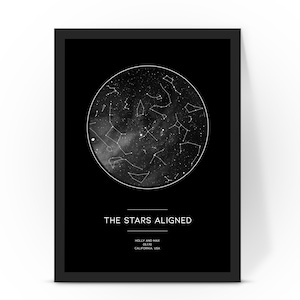 Könnte beinhalten: Schwarz gerahmter Druck mit einer weißen und grauen Sternenkarte in einem Kreis. Der Text "THE STARS ALIGNED" steht darunter, mit einem Namen und einem Ort. Ein dekorativer Artikel.
