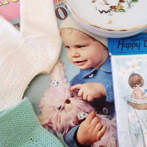 Boîte cadeau vintage, naissance, assiette à bouillie, magazines, pull en laine, chaussettes bébé, faire-part