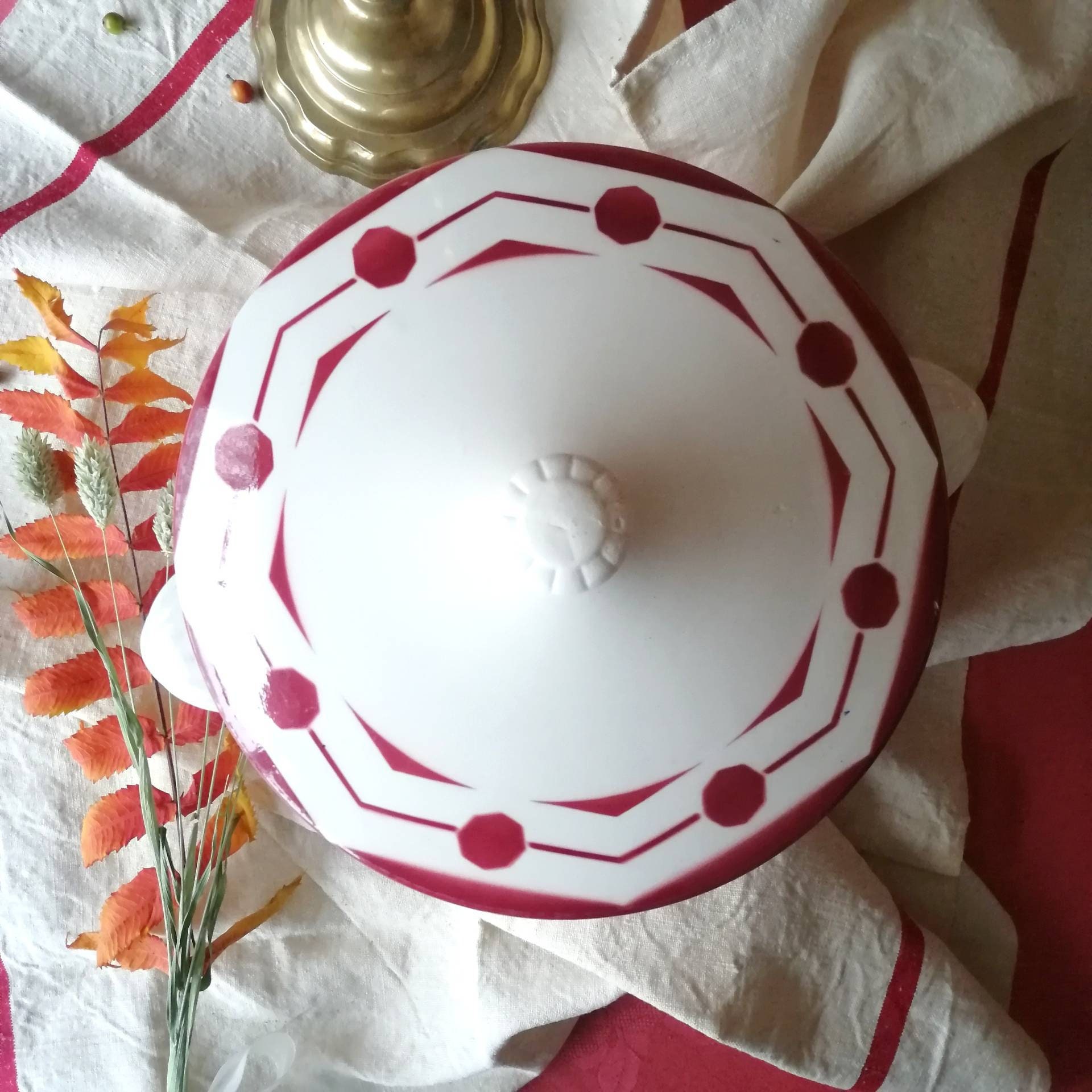 Soupière Blanche Décor Rouge - Terre de Fer Digoin Sarreguemines Ciboulette Old Tureen