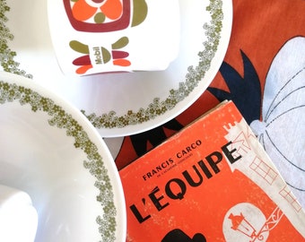 Boîte Cadeau - ensemble orange - Mugs Mobil - assiettes - napperon - livre