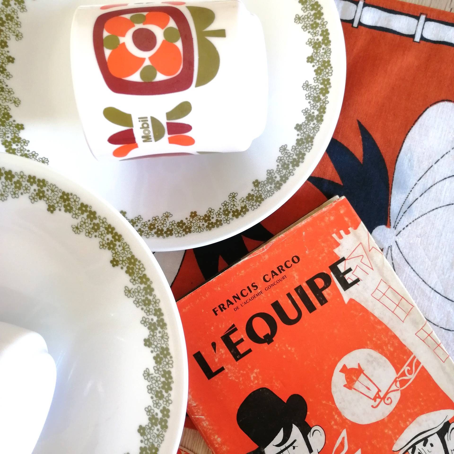 Boîte Cadeau - Ensemble Orange Mugs Mobil Assiettes Napperon Livre