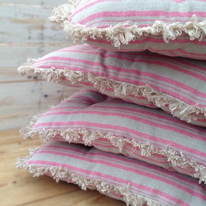 Cojines de comedor capitoné personalizados en tela Susie Watson de rayas medianas en rosa/haya. Tenga en cuenta que el precio total está en cotización.