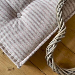 Specialdesignad bänkkudde i fransk stil i rosa linnetyg - Observera att fullt pris anges i offerten