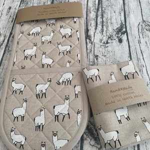 Country kitchen textiles, oven gloves and tea towels