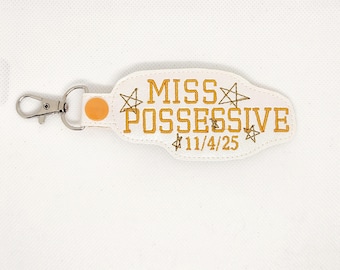 Porte-clés Miss Possessive Tour : étiquette de sac brodée, produits dérivés Tate Tour