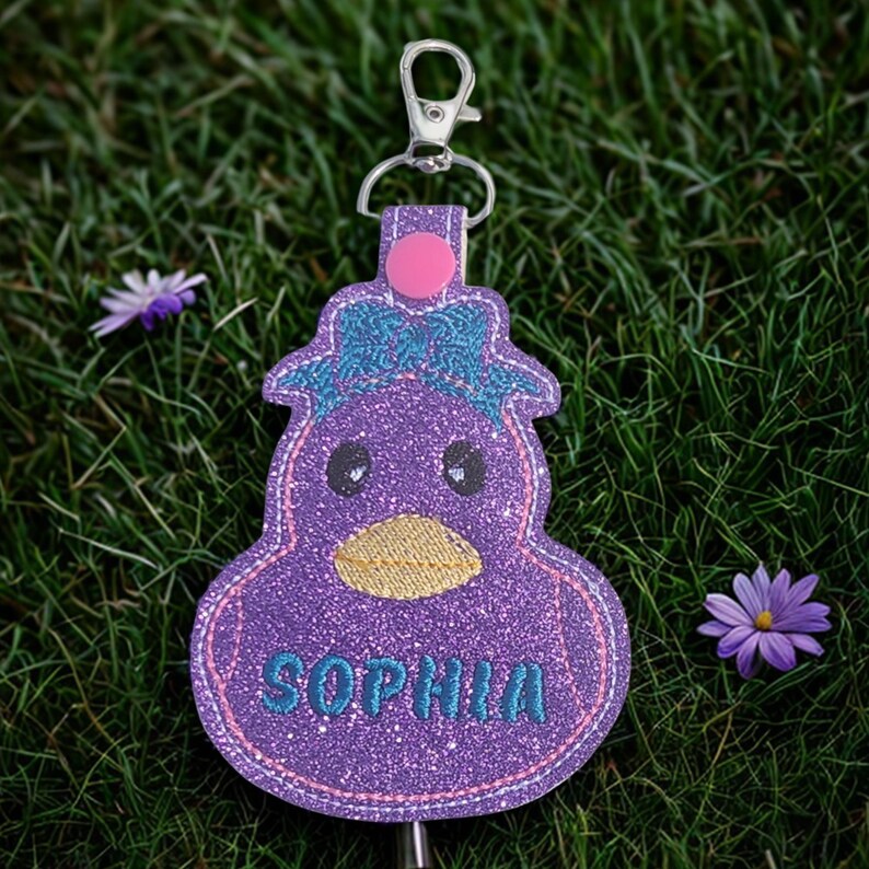 Portachiavi unici a forma di paperella cheerleader - Regalo per cheerleader - Paperella portafortuna - Etichetta per borsa ricamata immagine 8
