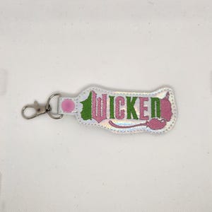 ウィキッド映画キーホルダー：刺繍入りデファイング・グラビティ 