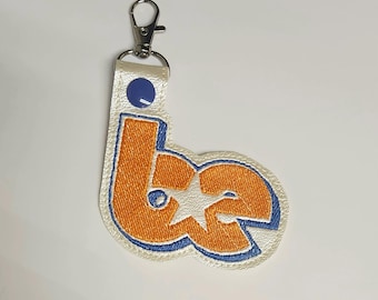 Porte-clés brodé Billie : étiquette de sac pop star, cadeau pour les fans de musique