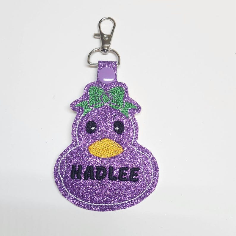 Portachiavi unici a forma di paperella cheerleader - Regalo per cheerleader - Paperella portafortuna - Etichetta per borsa ricamata immagine 1