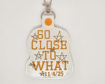 Porte-clés brodé « Si près de quoi » - Tate Tour Merch