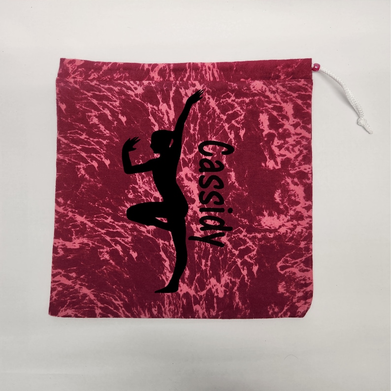 Anpassad gymnastikväska: Vinröd tie dye, personlig gymnastpresent bild 2
