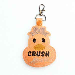 Portachiavi unici a forma di paperella cheerleader - Regalo per cheerleader - Paperella portafortuna - Etichetta per borsa ricamata immagine 3