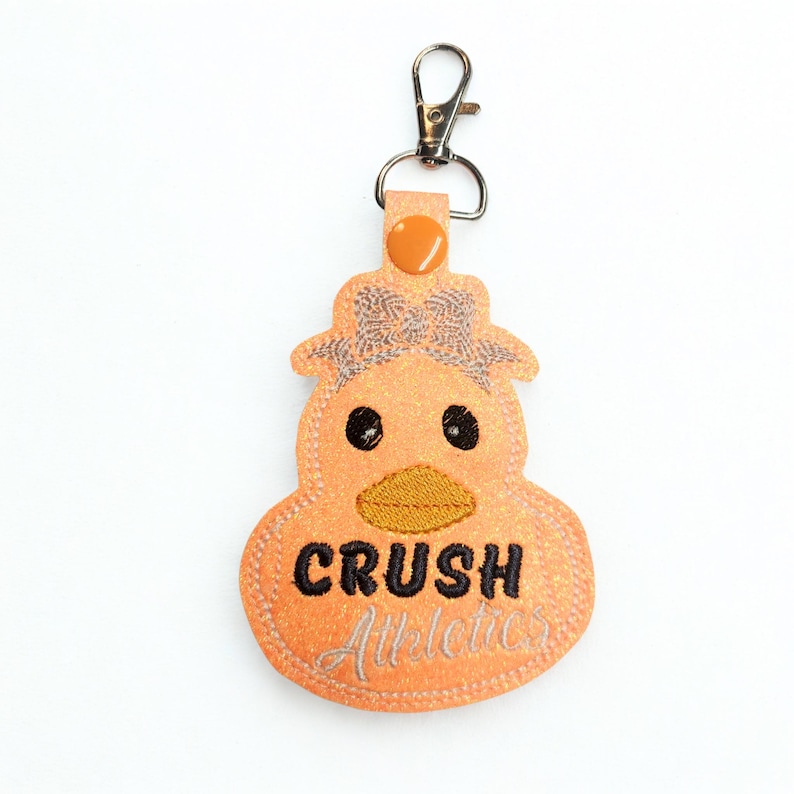 Portachiavi unici a forma di paperella cheerleader - Regalo per cheerleader - Paperella portafortuna - Etichetta per borsa ricamata immagine 3