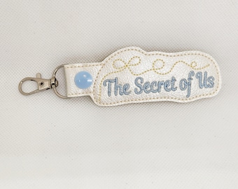 Porte-clés brodé Gracie Abrams : étiquette de sac Le secret de nous