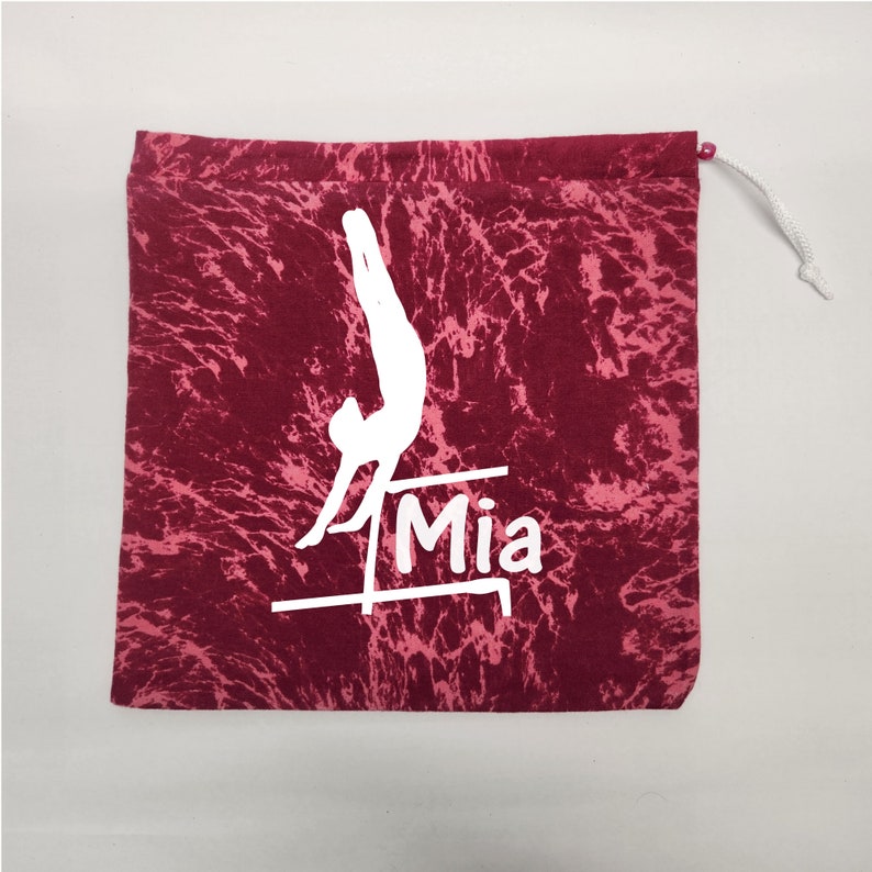 Anpassad gymnastikväska: Vinröd tie dye, personlig gymnastpresent bild 1