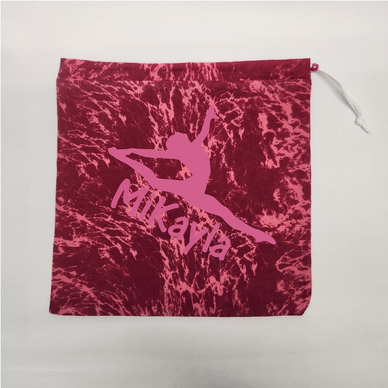 Anpassad gymnastikväska: Vinröd tie dye, personlig gymnastpresent bild 3