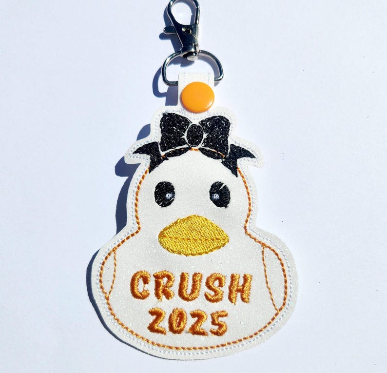 Portachiavi unici a forma di paperella cheerleader - Regalo per cheerleader - Paperella portafortuna - Etichetta per borsa ricamata immagine 14