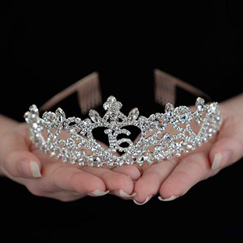 K&ouml;nnte beinhalten: Eine silberne Tiara mit Strasssteinen und der Zahl 16 in der Mitte.
