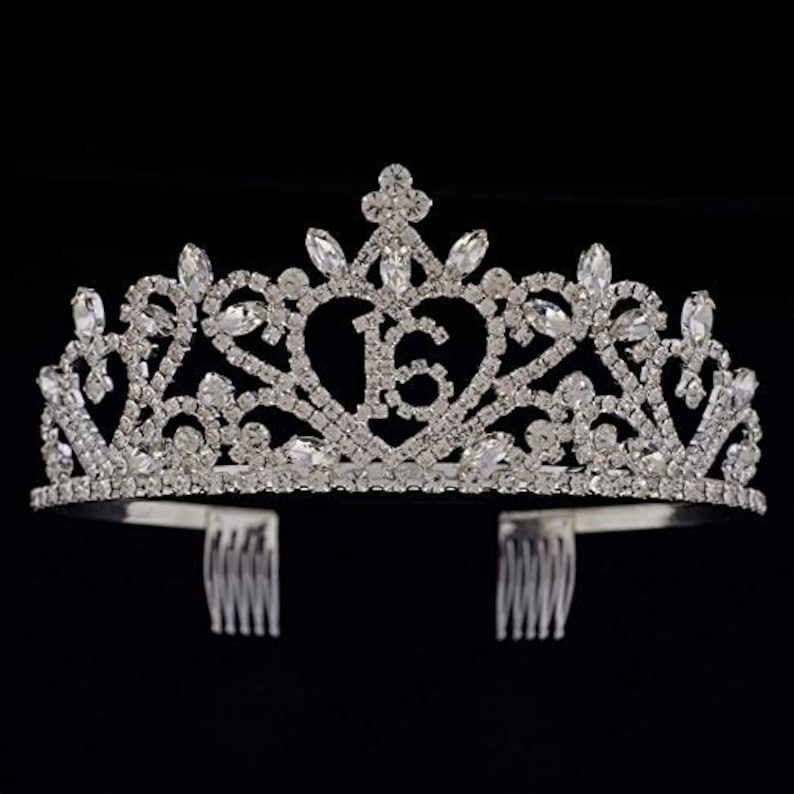 K&ouml;nnte beinhalten: Silberne Tiara mit Strasssteinen und der Zahl 15 in der Mitte.