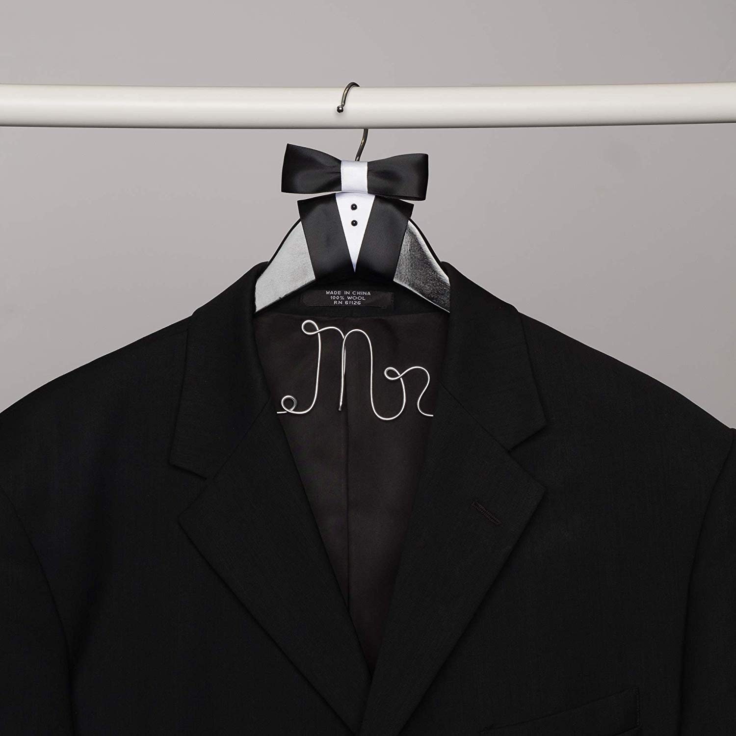Percha personalizada para novio, percha de madera negra con alambre  plateado para colgar el traje del novio : : Productos Handmade