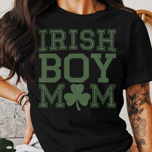 Camiseta de mãe irlandesa, camiseta do dia de São Patrício, camiseta gráfica de trevo, presente de orgulho irlandês para a mãe, camiseta casual unissex com letras verdes de feriado