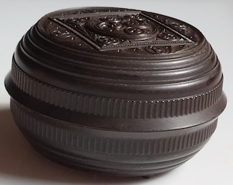 Caja antigua de baquelita con baratija de joyería marrón oscuro