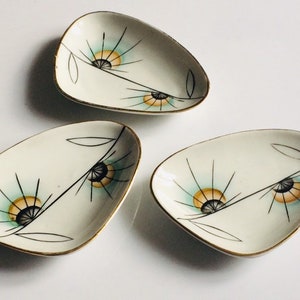 Set of 3 small Mid Century 1950s porcelain ashtrays with gold rim - Home decor