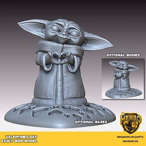 K&ouml;nnte beinhalten: Ein 3D-gedrucktes Modell einer Figur aus der Star Wars-Serie, bekannt als "The Child" oder "Baby Yoda", das mit seinen H&auml;nden ein Herz formt. Das Modell ist in grauer Farbe und steht auf einem Sockel mit einem Herzdesign. Das Bild zeigt auch optionale Sockel und K&ouml;rper f&uuml;r das Modell.