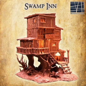 Peut inclure: Une auberge miniature en bois de marais avec une finition brune et patinée. L'auberge est construite sur pilotis et possède un porche avec une balustrade. L'auberge a un deuxième étage avec des fenêtres et un toit. L'auberge est entourée d'arbres et de buissons.
