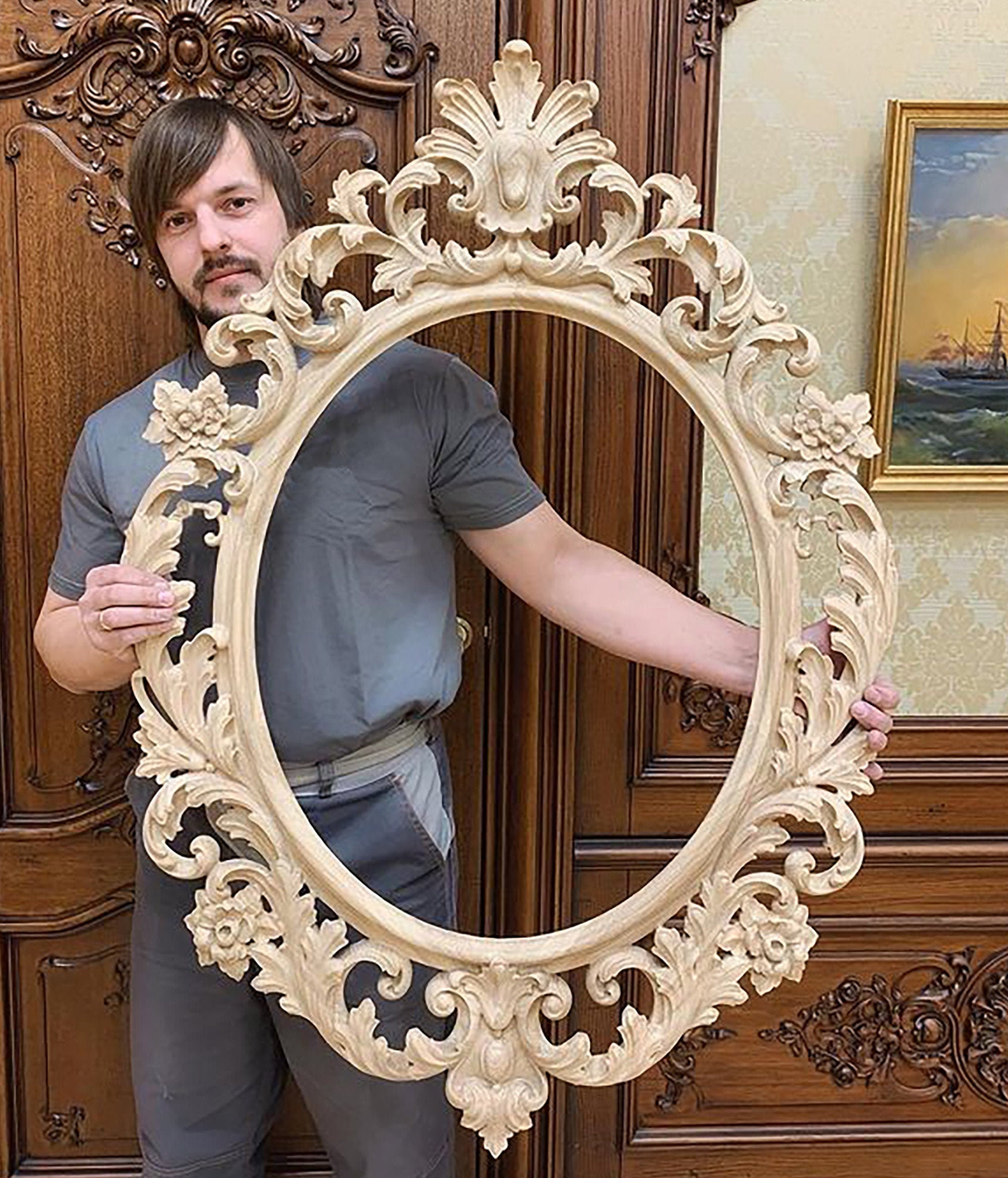 Espejo Oval con Marco de Madera Perforada Decorado en Pan de Oro