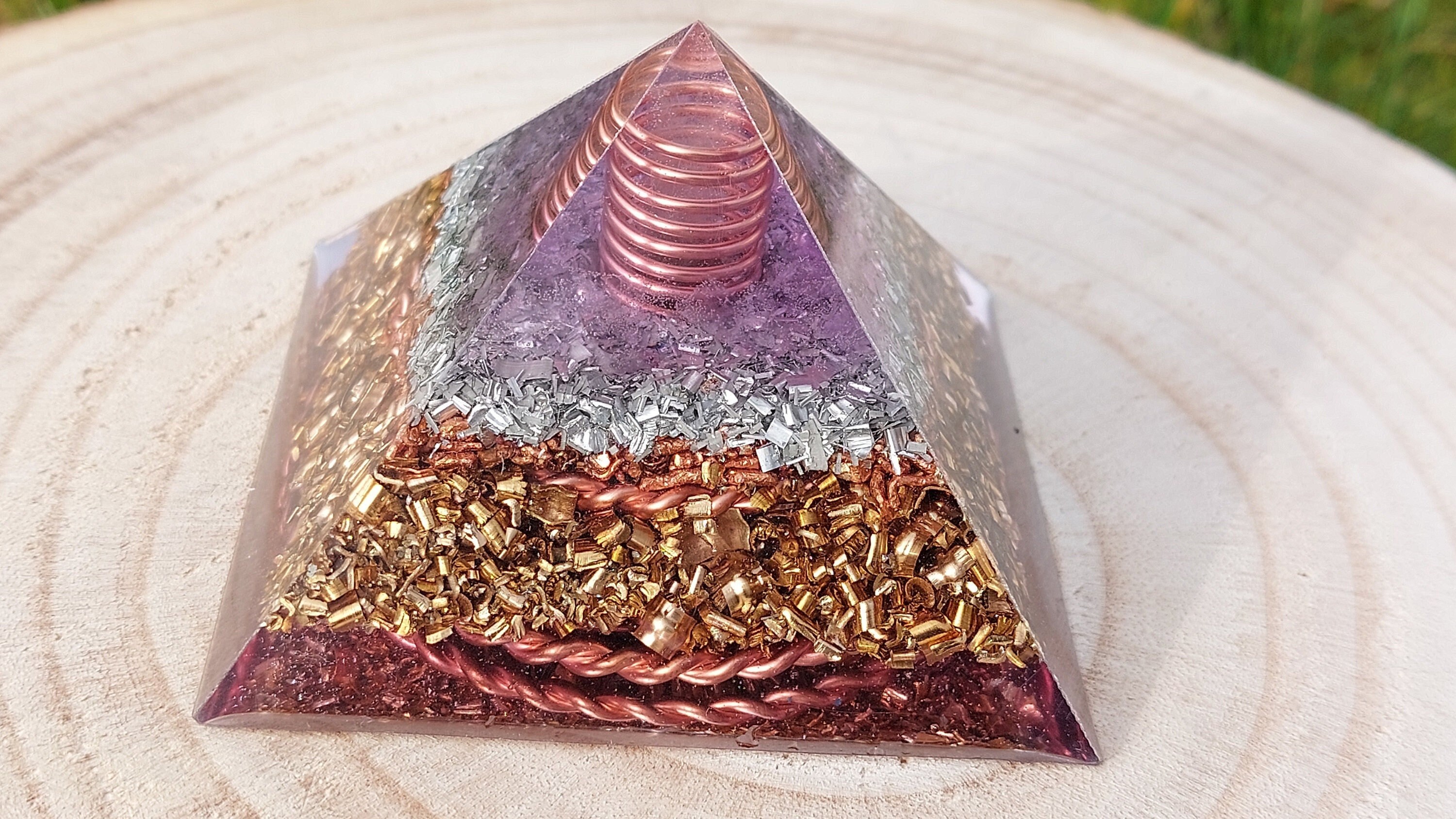 Pyramide Orgonite Force Spirituelle
