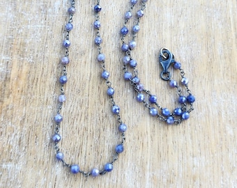 Collier de pierres précieuses longues en pierre de lune bleue, collier de pierres précieuses délicates, collier en argent sterling oxydé, collier de 21 pouces, collier bleu perlé