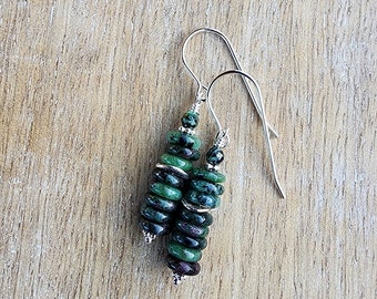 Argent sterling rubis zoisite, boucles d'oreilles pendantes pierres précieuses Heishi, boucles d'oreilles superposées, boucles d'oreilles vertes et roses, boucles d'oreilles printemps