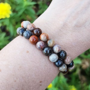 Pulsera de coral fósil de crisantemo, pulsera de piedras preciosas marrones y negras, pulsera elástica de piedras preciosas de 8 mm, pulsera rústica con un toque terroso. imagen 9