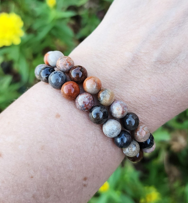 Pulsera de coral fósil de crisantemo, pulsera de piedras preciosas marrones y negras, pulsera elástica de piedras preciosas de 8 mm, pulsera rústica con un toque terroso. imagen 9