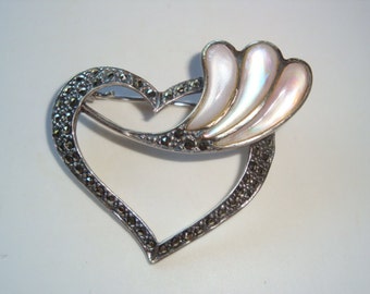 Broche de corazón antiguo de plata de ley, marcasita y nácar