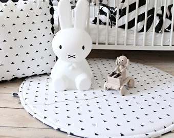 Black and White Baby Play Mat | Baby Rug in Scandinavian Style | Nursery Round Mat in Black Diamonds