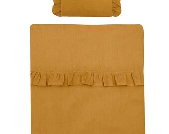 Könnte beinhalten: Senffarbenes Bettwäsche-Set, bestehend aus einem Kissen und einem Bettbezug. Das Kissen hat einen gerüschten Rand, und der Bettbezug hat eine Rüsche am oberen Rand. Das Set ist aus einem weichen, strukturierten Stoff.