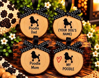 Peut inclure: Quatre ornements ronds en bois avec des bords en écorce, chacun présentant une silhouette de caniche noire et du texte. En haut à gauche Poodle Dad, en haut à droite (YOUR DOG'S NAME), en bas à gauche Poodle Mom, et en bas à droite un cœur rouge avec MY POODLE.