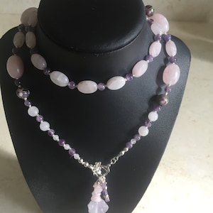 Rose Quartz, Amethyst and Chinese Cloisonne beads form together a long necklace adorned with an Amethyst pendant and silver clasp (12300)