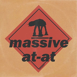 以下が含まれることがあります： 「massive at-at」とラベル付けされた、大きな四足歩行車のシルエットが描かれた赤い菱形の警告標識です。