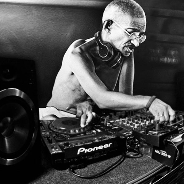 Mahatma GanDJ (parodie Gandhi / DJ Mash Up)