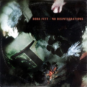 Könnte beinhalten: Ein dunkles Albumcover im Grunge-Stil mit einem grün-schwarzen Bild von Boba Fetts Helm. Der Text "BOBA FETT - NO DISINTEGRATIONS" ist in Rot auf dem Cover gedruckt.