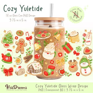 Op de afbeelding: Een glazen beker met een houten deksel en een rietje, versierd met een "Cozy Yuletide" ontwerp. Het ontwerp bevat peperkoekmannetjes, kerstbomen en andere feestelijke illustraties. De beker is 24,77 cm x 12,7 cm en bevat 473 ml.