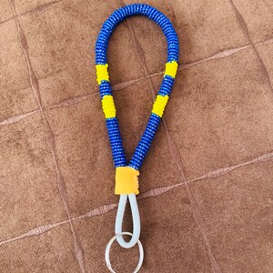 Polsbandje/sleutelhanger in Oekraïense vlagkleuren.