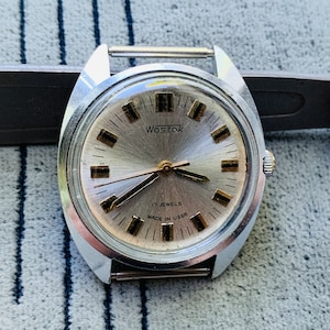 Vintage WOSTOK 17 Jewels Mechanical Watch: Classic USSR Design