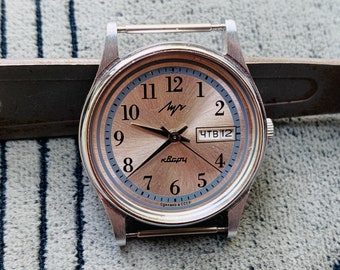 Luch Quartz Watch: USSR Classic Design with Calendar