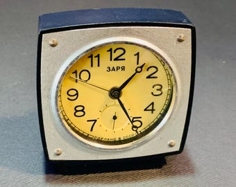 Relógio de mesa vintage ZARYA: corda manual, fabricado na URSS